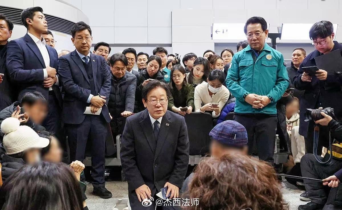 韩国又一客机起落架故障 韩国空难，李在明现场跪地慰问飞机失事遇难者家属。 