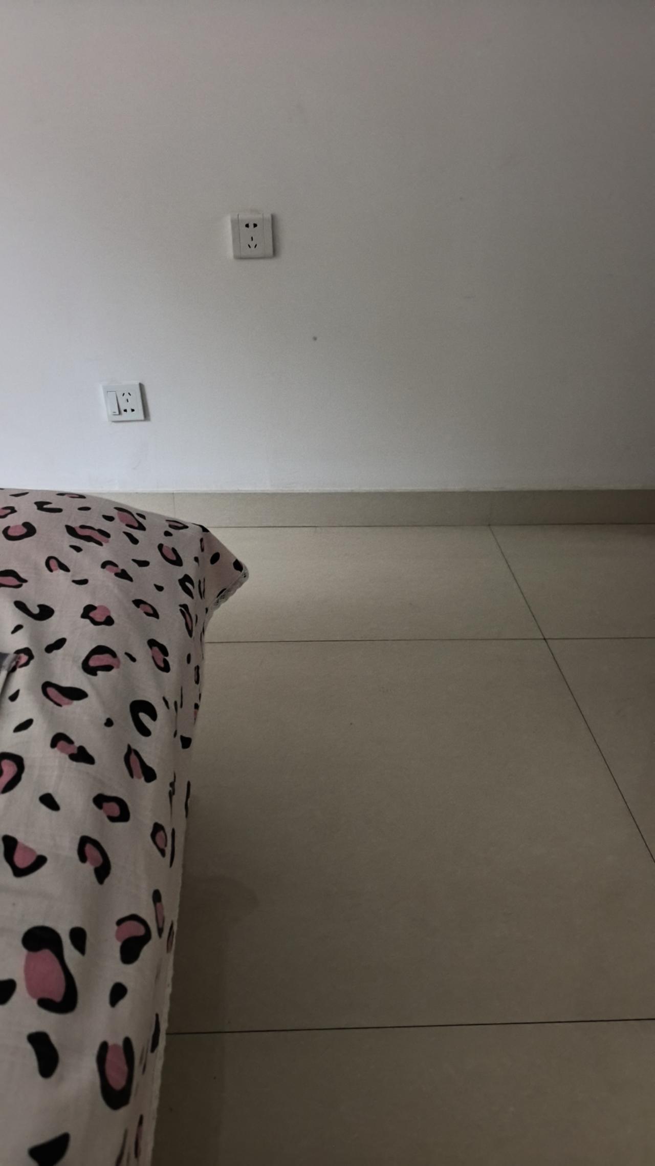 昨天下午，在乌兰察布市集宁区的一个小区门口，看到一家人和两名房地产中介商量一套房