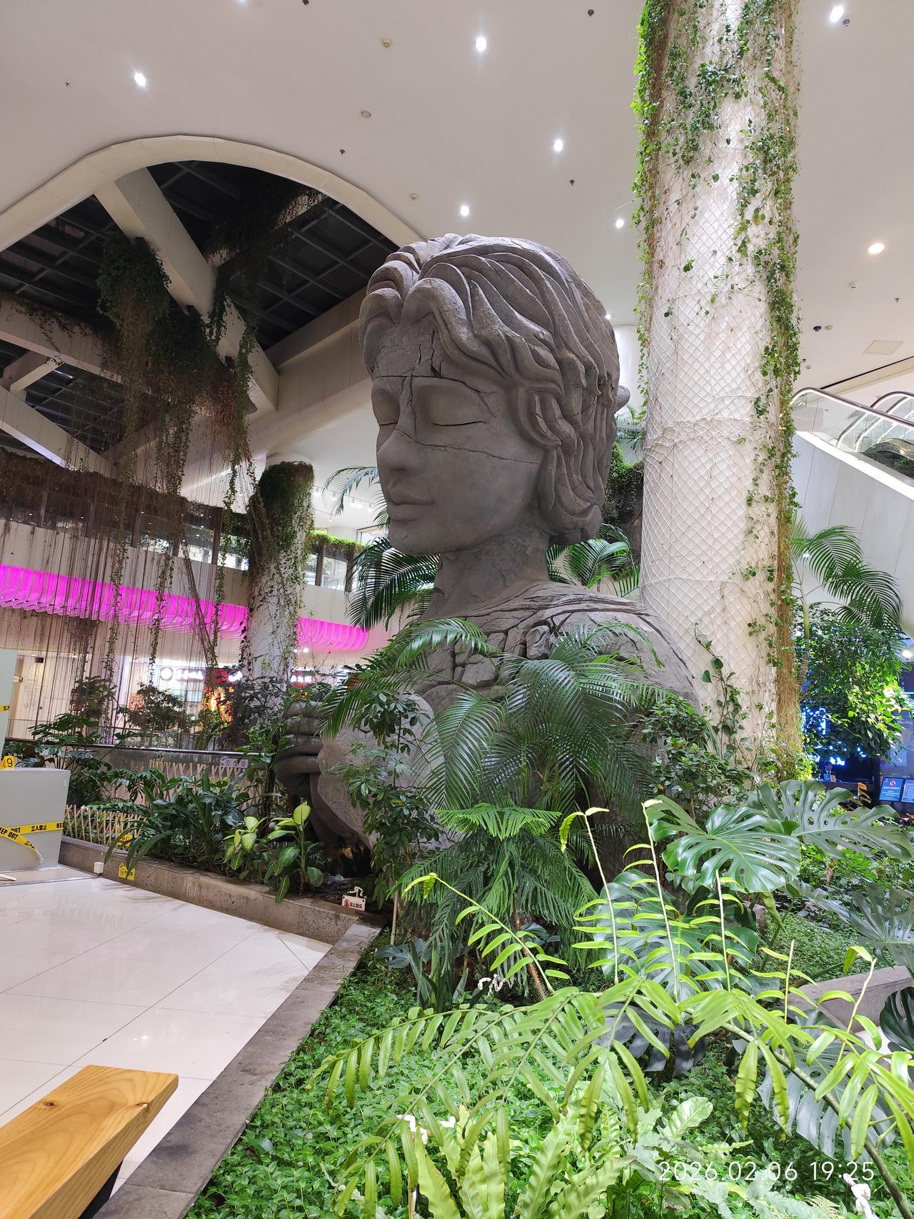 人是一个复杂的多面体，不必看得太过神圣，也不必一棍子打死。有些人往往因为精英人物