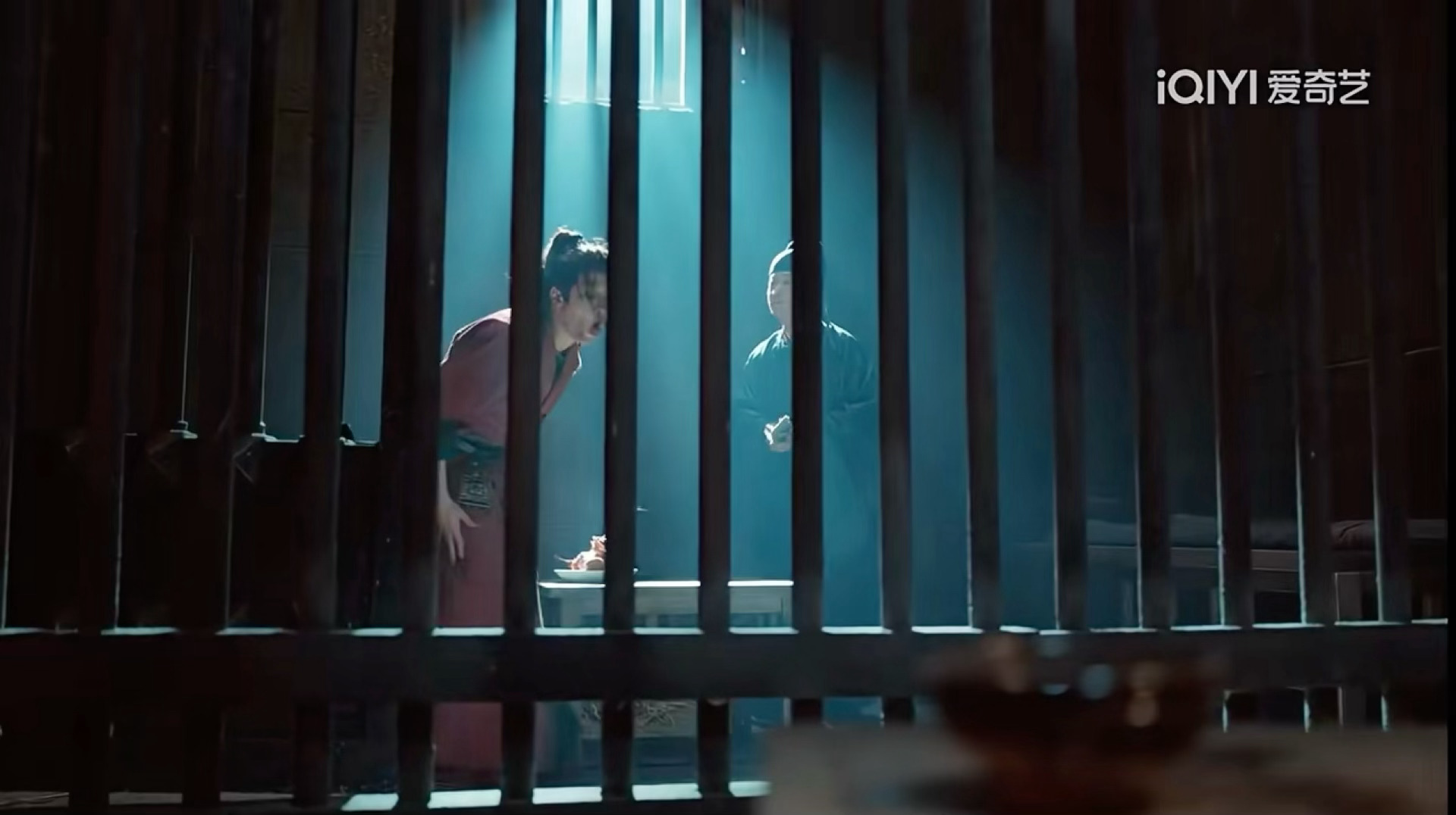 谢却山送给元莫一件大氅，元莫不小心吃到大氅掉的毛后： 