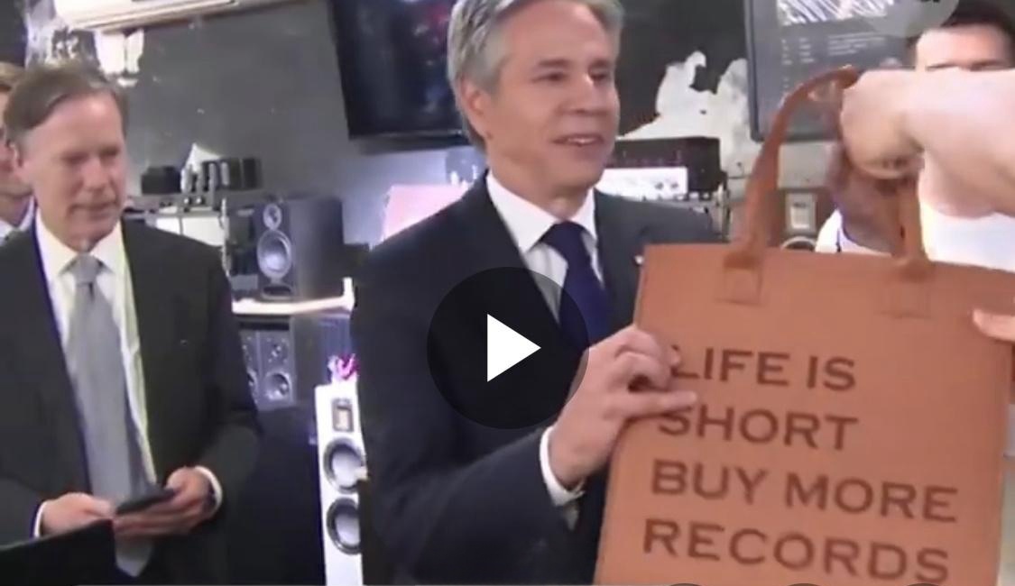 布林肯访华回国前买了些唱片。唱片店包装袋上这句 slogan 在这个语境下多少有