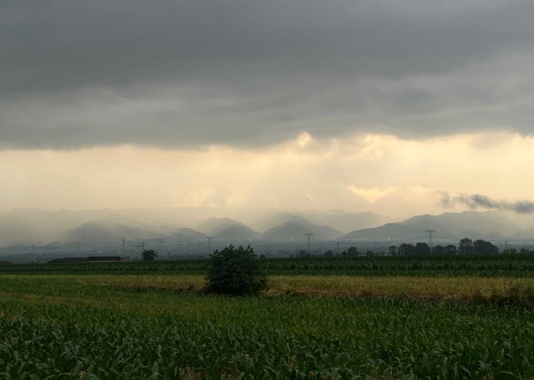 雨后的大山，有些海市蜃楼的感觉，看上去真美啊，如同一幅画一般[憨笑]

雨后的风