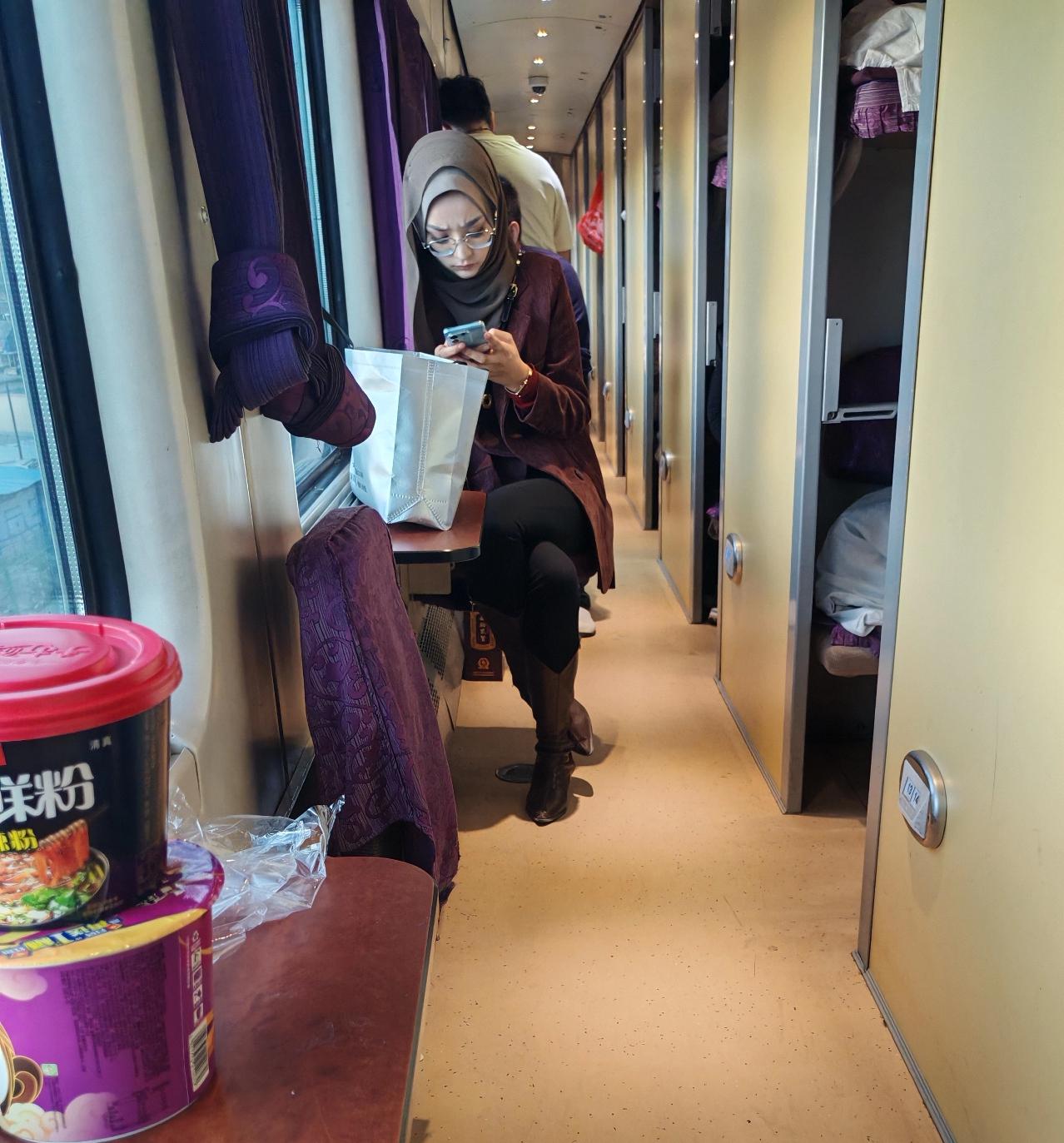 眼镜一戴谁都不爱，这金丝眼镜配上真的是气质绝绝子！