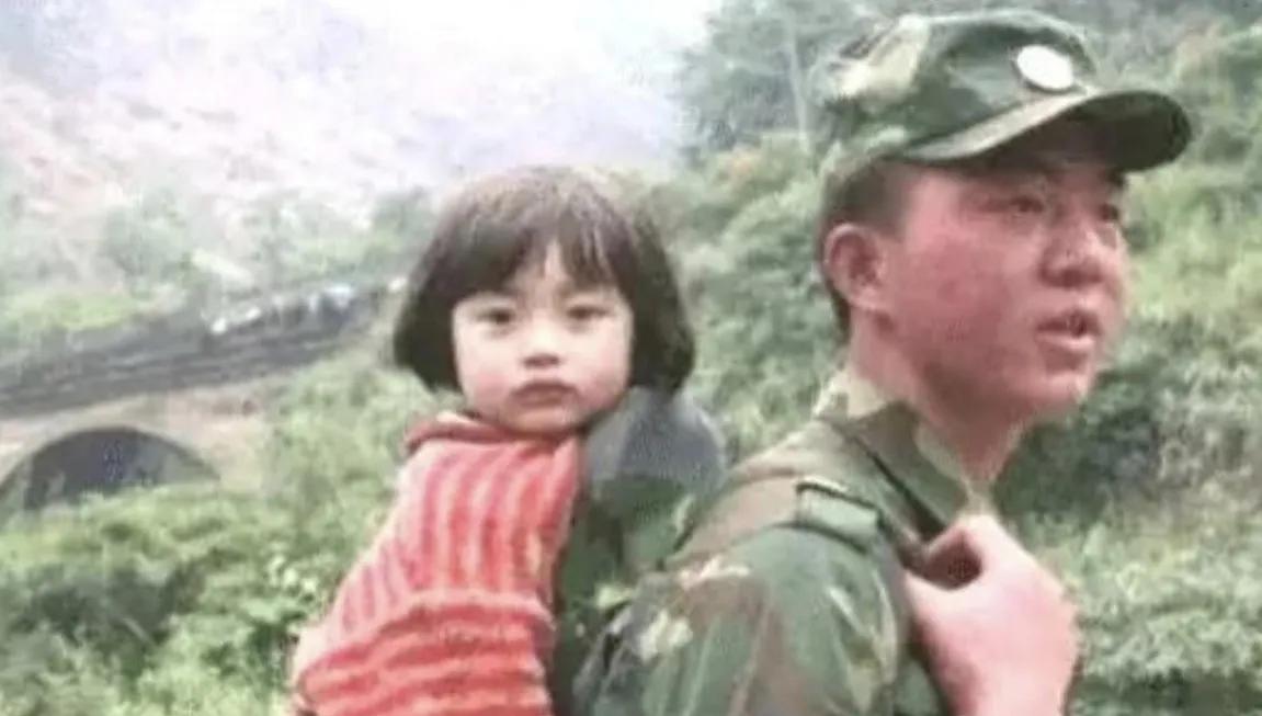 2008年5月12日，22岁的济南军区侦察兵梁智斌在北川中学废墟中徒手刨出10岁