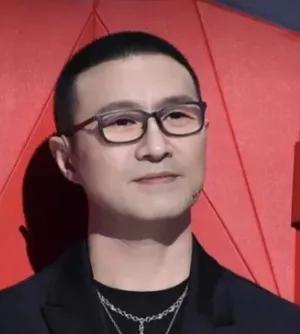 汪峰算不上唱功很棒的

汪峰之所以有名气，在乐坛有立足之地，不是他唱得多优秀，在