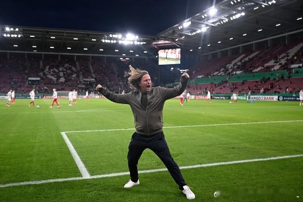 美因茨官宣亨里克森下课：护级功臣也挡不住开局低迷德甲美因茨周三官宣解除主帅博·亨