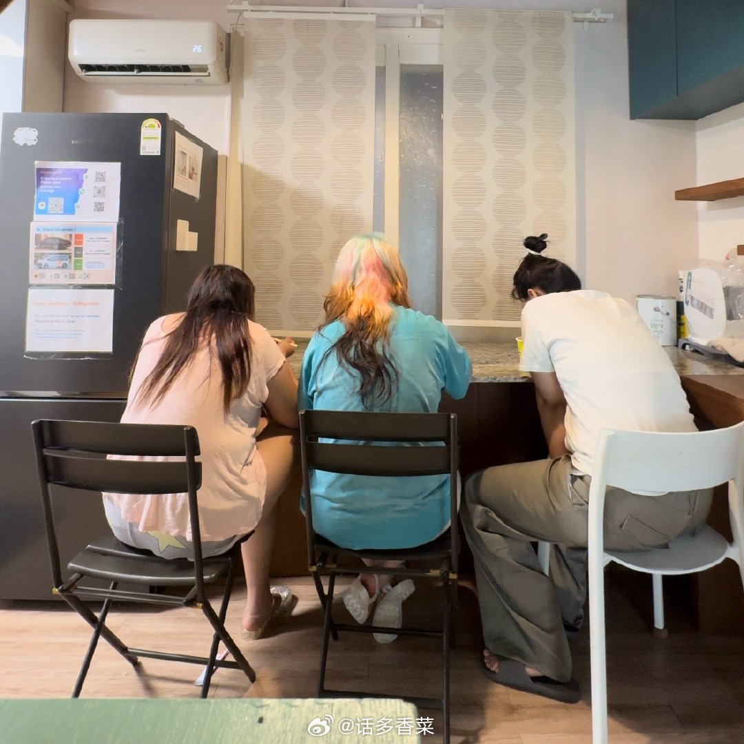 好难受三个人在民宿拱饭的时候被人认出来了 