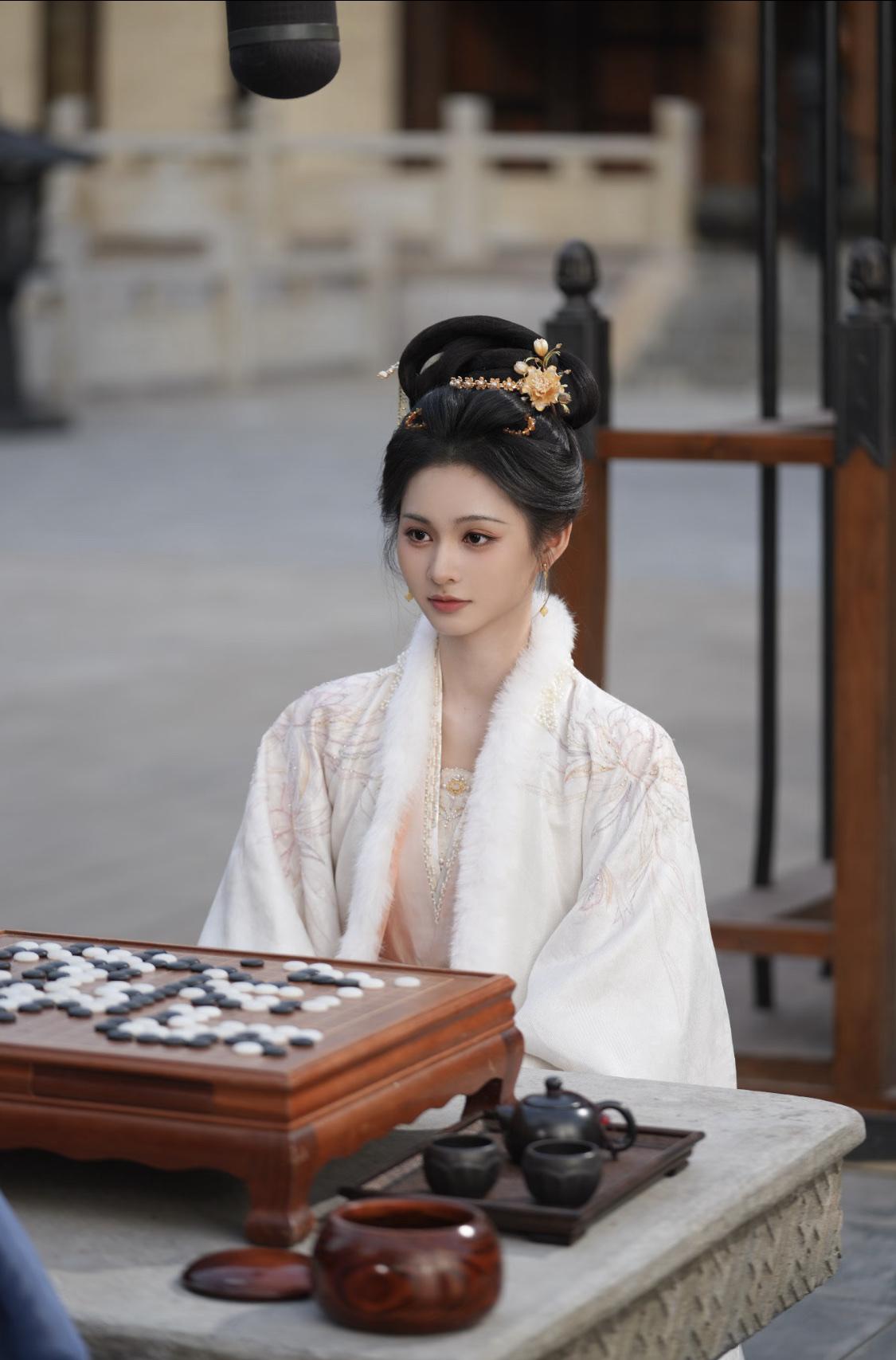 戚家势大但也从无反心。 承德太子贤德，却不受皇上待见，但也没有取代皇上的心思。只