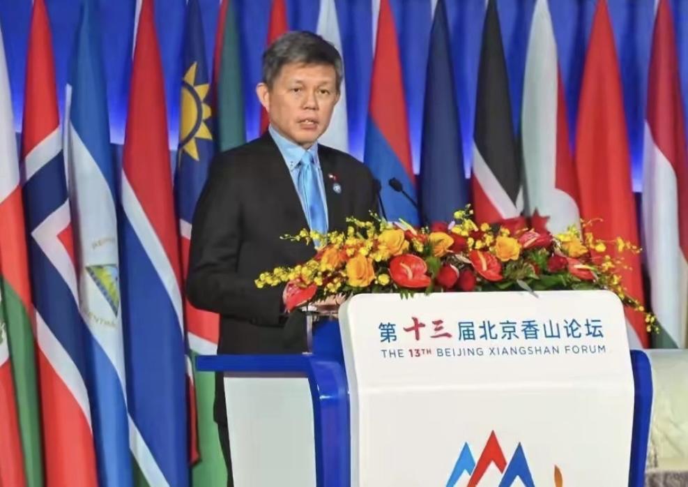 事实证明，新加坡就是绿茶一样的国家！
香山论坛新国防部长陈振声用英文发言，中间切