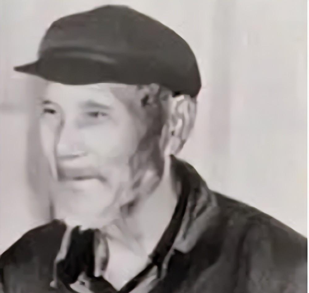 1971年的一天，一位穿着邋遢、蓬头垢面的老人，出现在济南军区的大院门口。

找