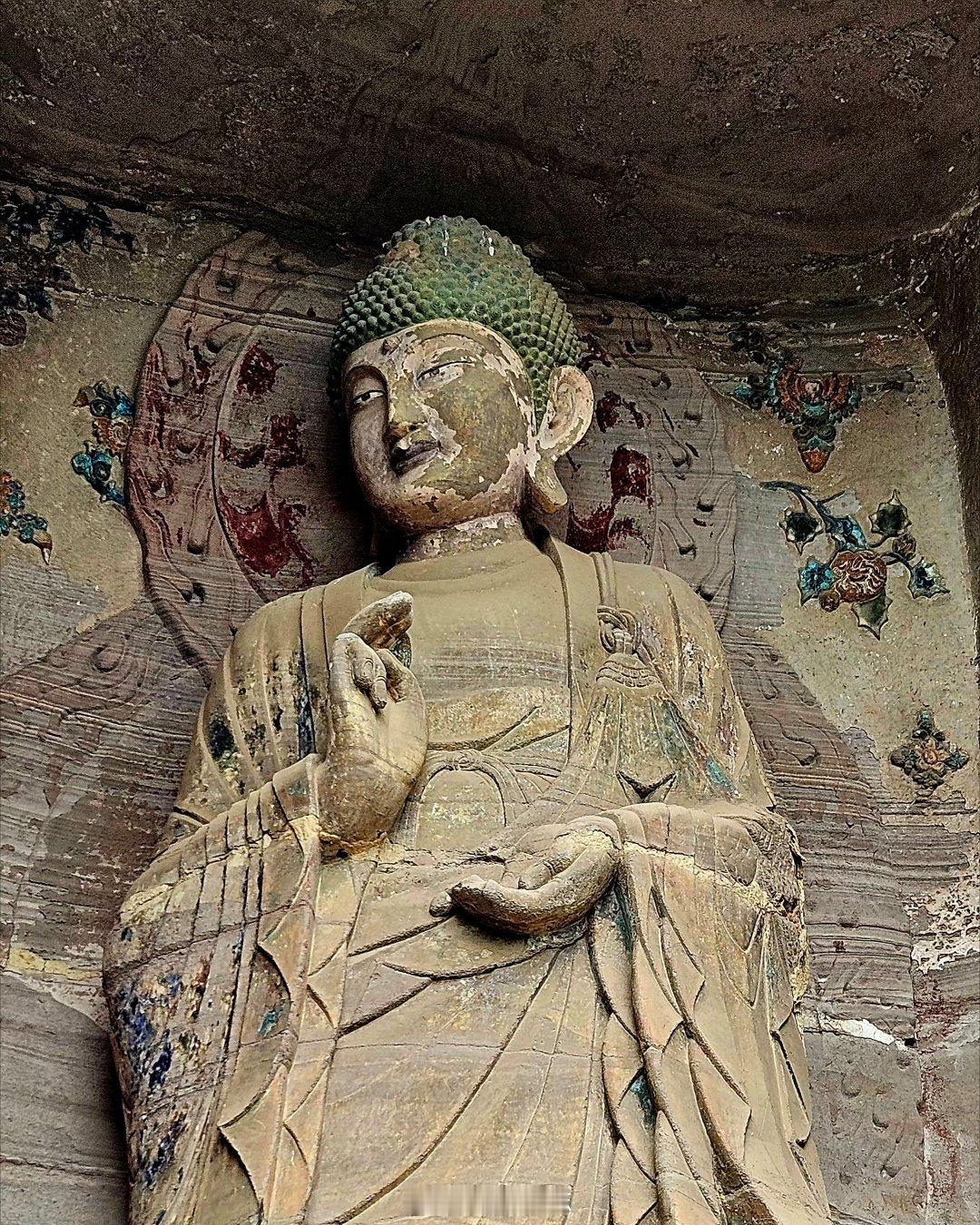 安岳石刻 阳光入崖，轻拂普州古佛容颜。千凿万刻，凝岁月于层叠石岩。世事沉浮，难消