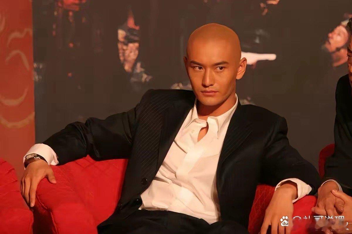 黄晓明的光头造型真的很帅，他现在秃了，还戴假发，为何不直接剃光呢？ ​​​