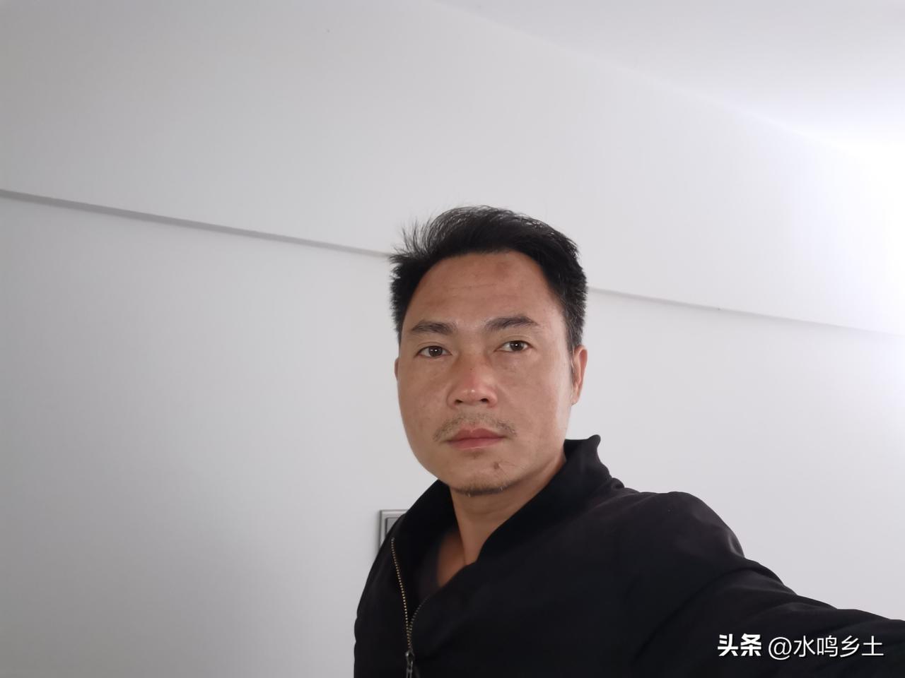 四十岁状态，素颜，头发稀少花白，胡子也跟着花白，额头少许色斑，这是衰老的象征，嘴