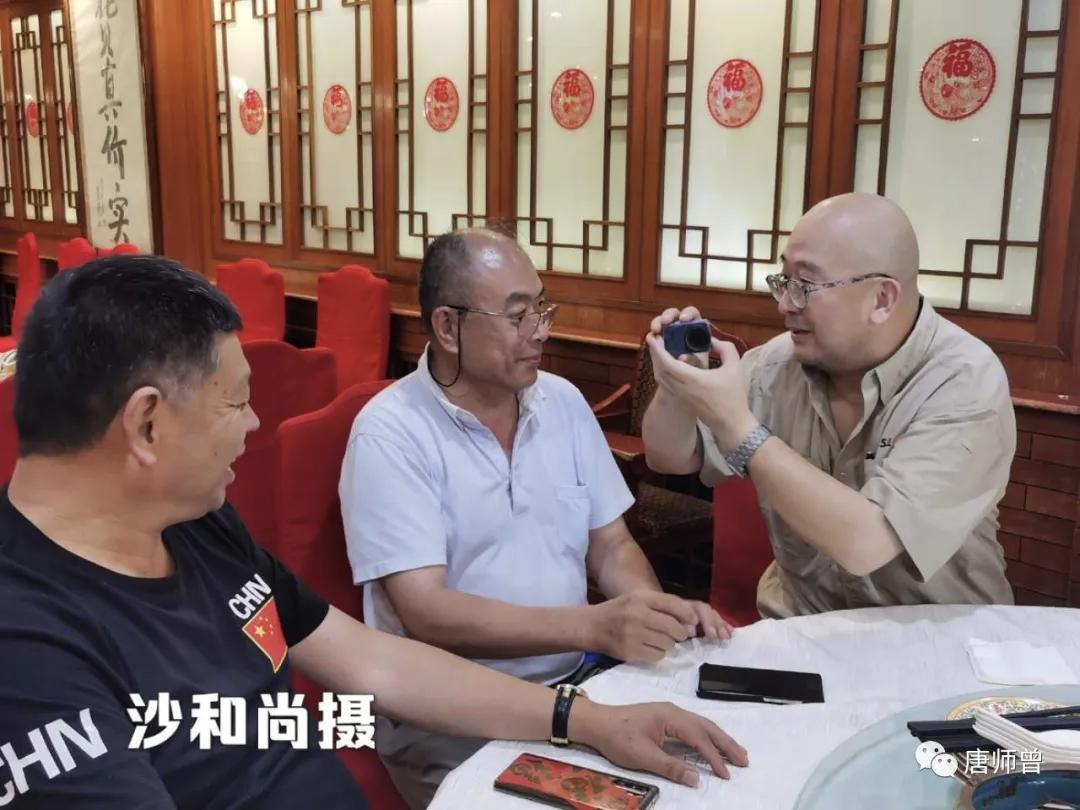 唐师曾于我们这代人而言，早不是普通的战地记者，是刻在时代记忆里的精神里程碑。他揣
