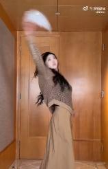 景甜景疯附身景甜用这张脸搞抽象 救命！景甜这波放飞自我太绝了，精致仙女脸配魔性甩