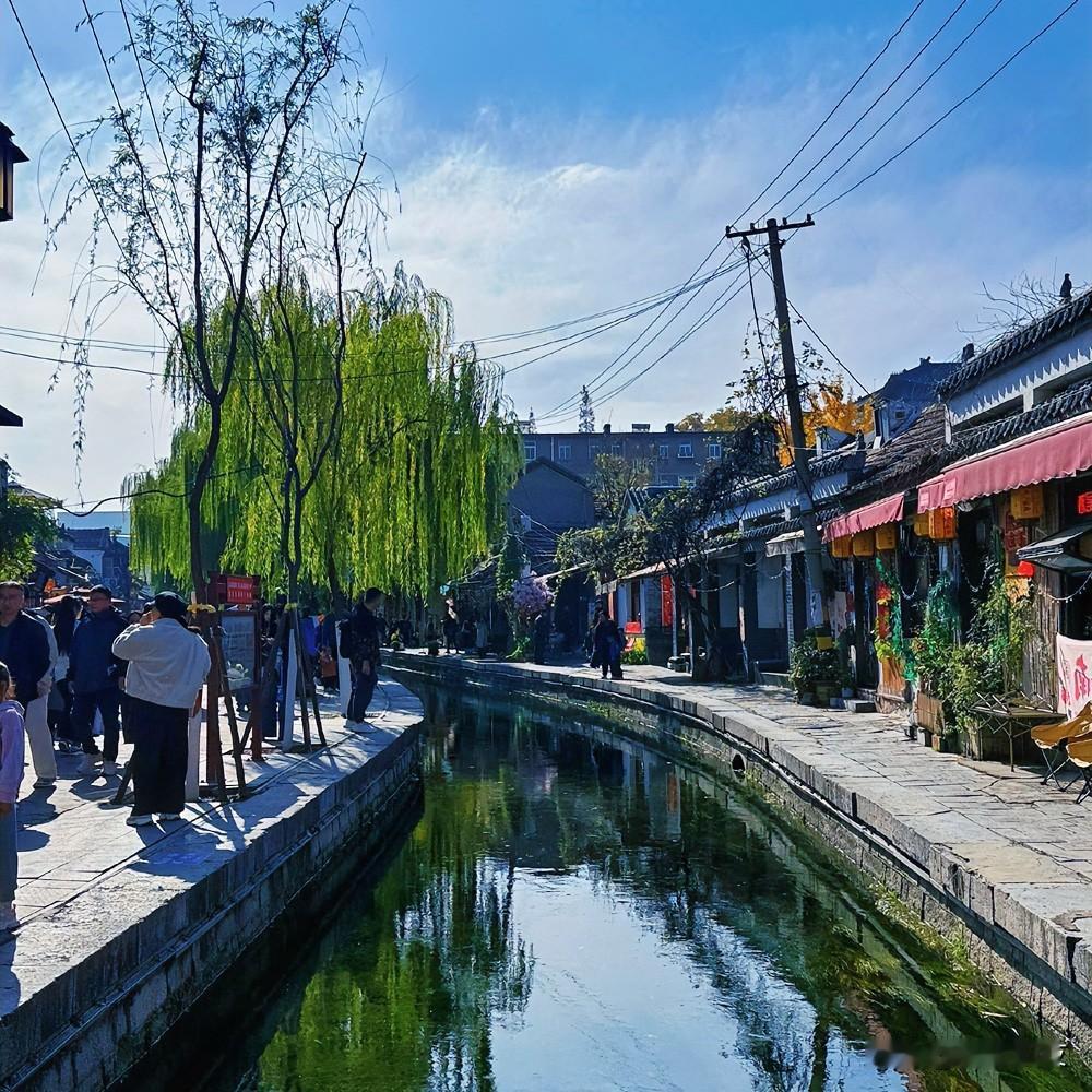昨晚同事来电话闲聊，又在抱怨“大环境不好”，抱怨之后，似乎什么也没说。

说白了