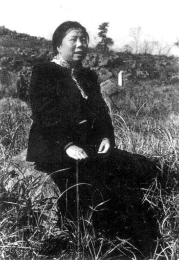 1951年3月，邓颖超在杭州飞来山上。