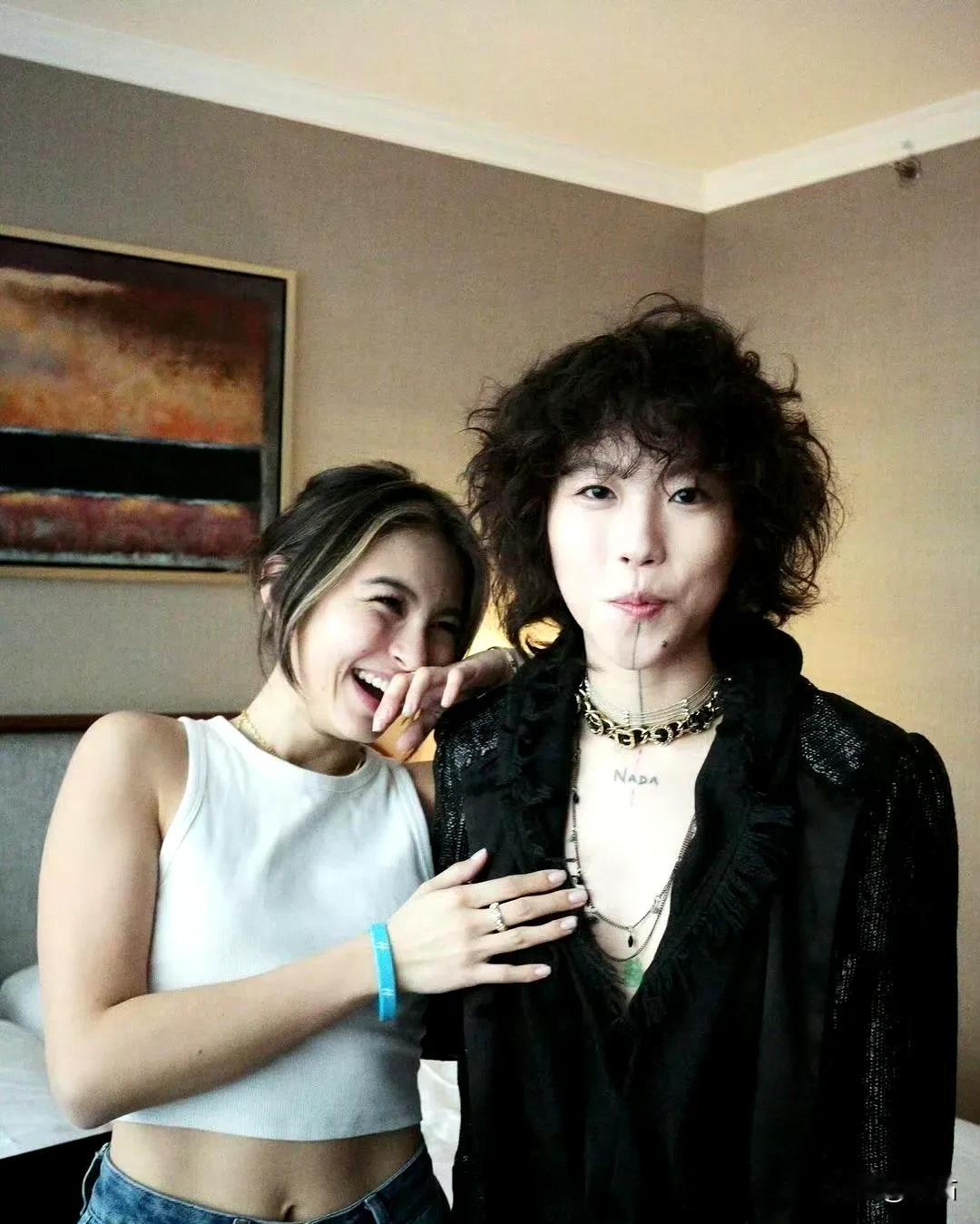 窦靖童，长相不像王菲，酷劲好像。