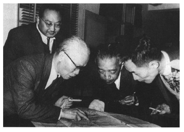 1948年，北平围城，胡适带着夫人坐飞机前往南京。

因为走得匆忙，他都没有时间