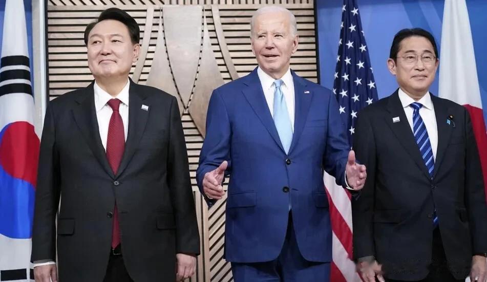 美韩日三国领导人16日在亚太经合组织峰会期间举行了非正式会谈。韩媒报道称，美国总