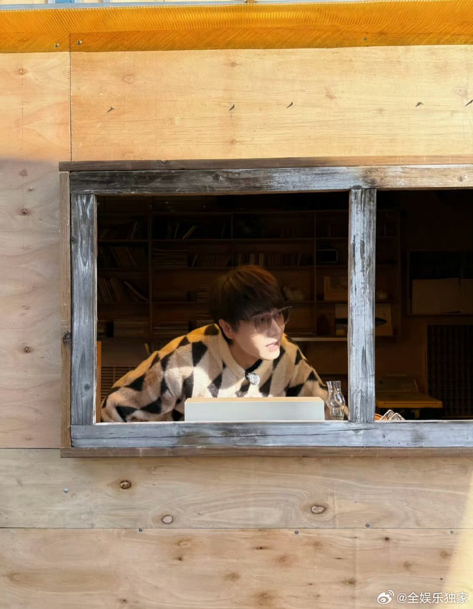 风吹过麦浪，吹不散我们肩并肩的时光。有风季里，我们不说再见，只说下次见。三行诗写