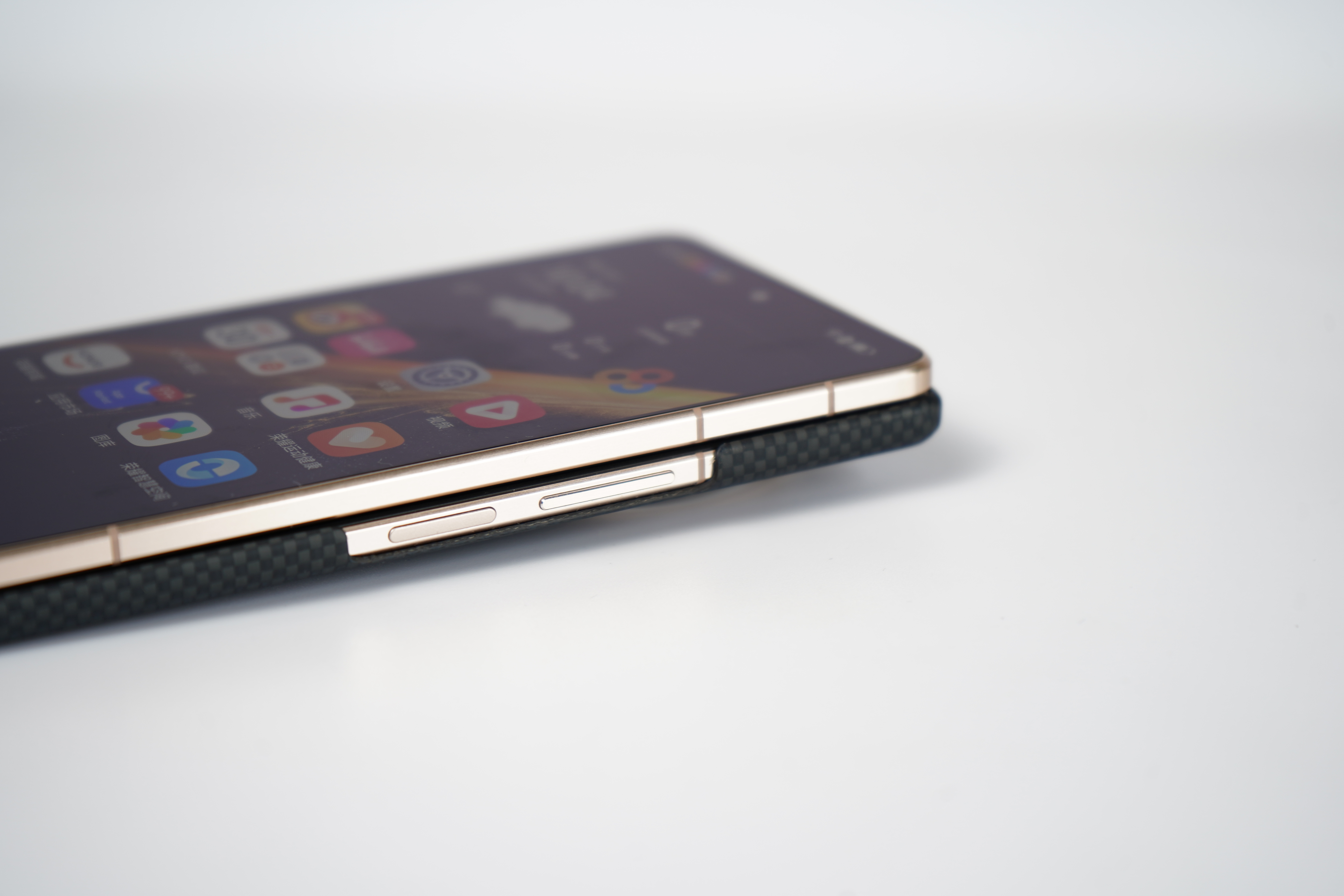 给荣耀Magic V6换了一个凯夫拉手机壳，瞬间商务高级感就有了，沉稳耐看。手机