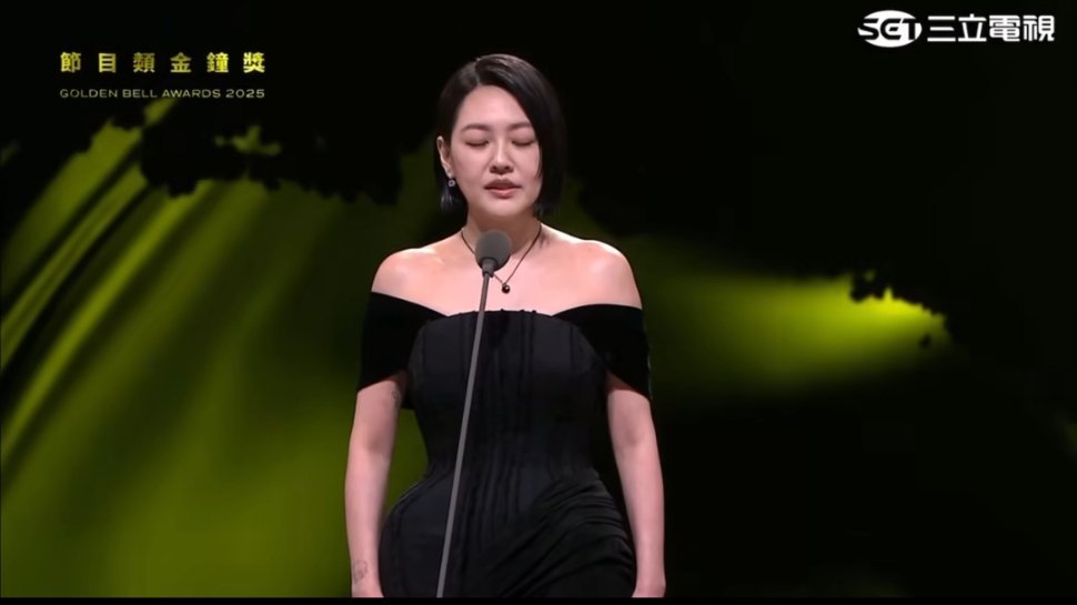小S唱给大S的歌小s金钟奖颁奖台上唱了大s写的歌，看得人眼泪汪汪，姐妹永远是最好