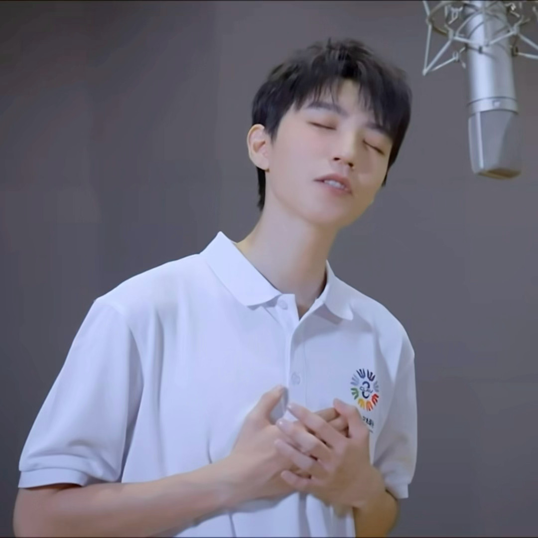 怎么会这么可爱。。。。。。。脸颊红扑扑的🥺 