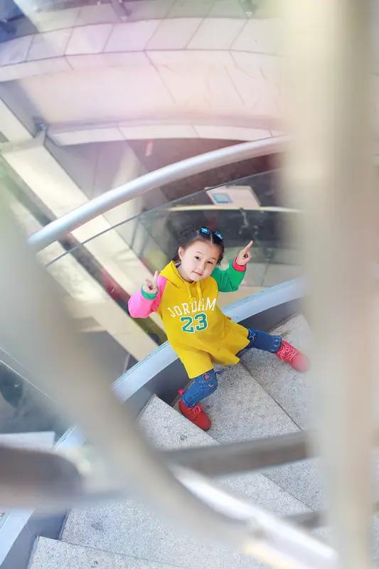 在这快节奏社会，善良成了稀缺品。就像我朋友小丽，对谁都充满善意，主动帮人，却遭人