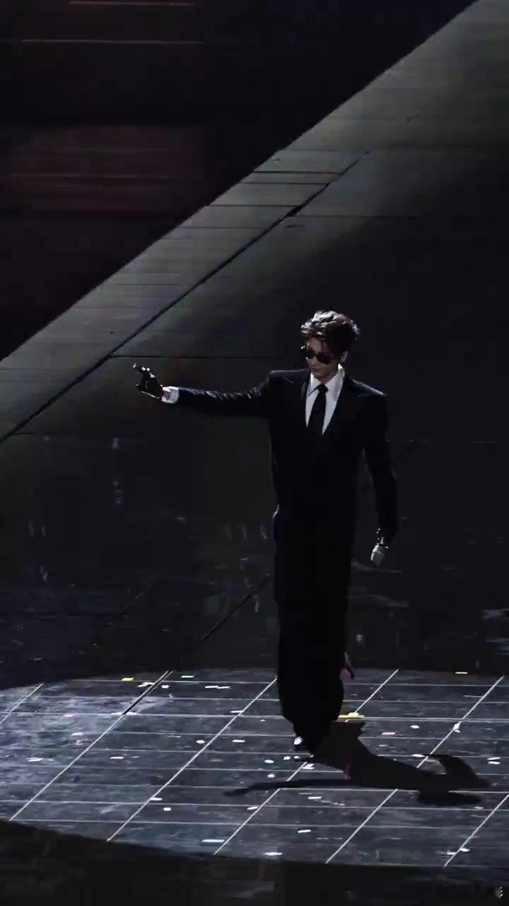 普通人模仿张凌赫跨年穿搭 跨年换头失败！模仿张凌赫穿搭，走出了菜市场卖鱼的气势 