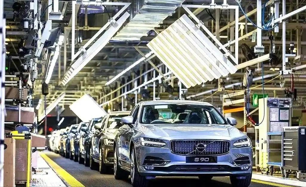 不是卖不动！沃尔沃巨亏 22 亿，竟是一场 “主动断臂” 的大棋。

沃尔沃亏 