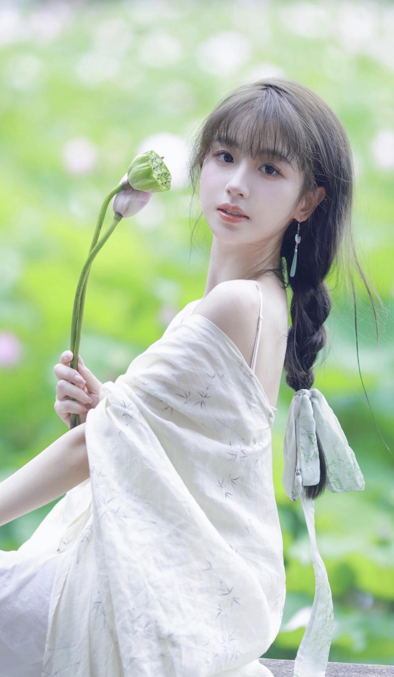 温婉如水🌸🌸🌸
一眼沦陷的神级美图 温婉古风美女 养眼美图鉴赏