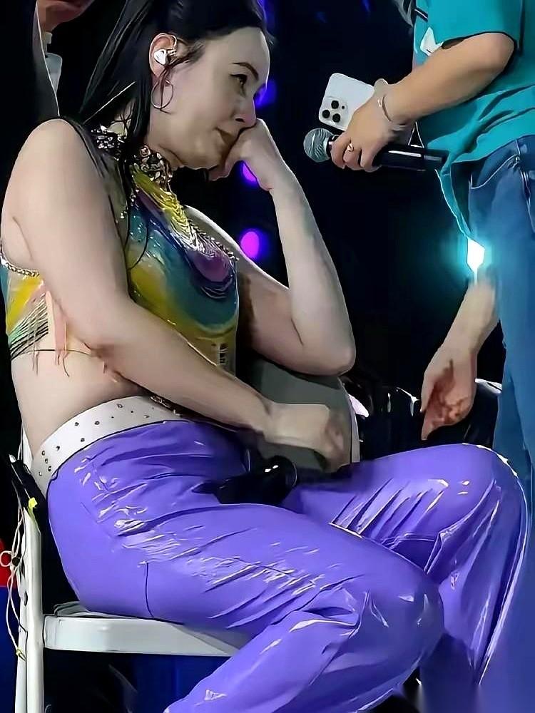 有人骂她“膘肥体壮”。
我真想笑。
她敢瘦吗？她拿什么去瘦？
你以为在镜头前唱唱