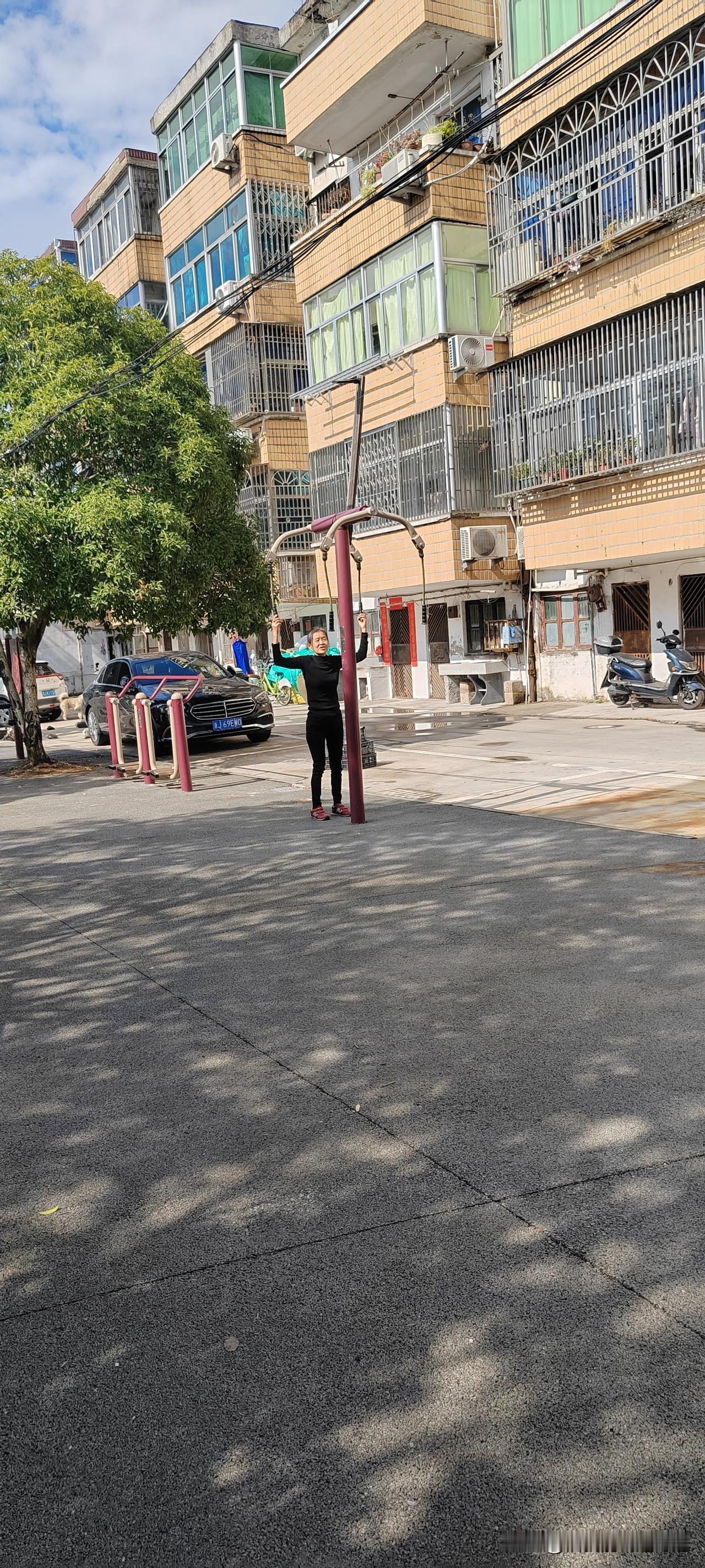 老人健身歌
 
晨起锻炼身体康，
舒筋活络有保障。
伸手抬腿慢运动，
腰肢轻摇气