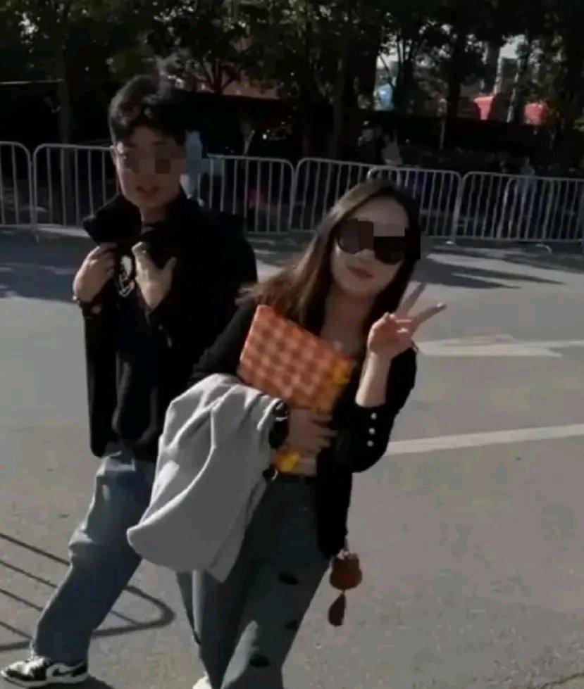 两名中国游客在马来西亚美人鱼岛失联这事闹得沸沸扬扬。失联男生于晓鹏是2000年山