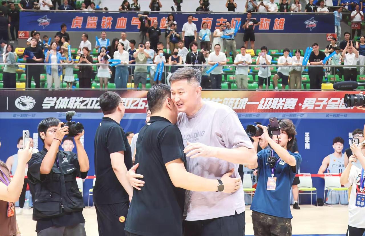 杜锋指导前来观赛！师徒相拥！杜锋 王怀玉 广州商学院