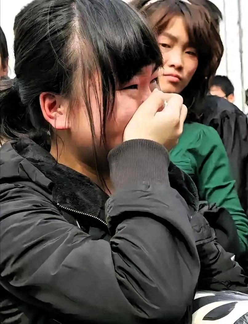 河南一所中学门口，发生了一幕让无数人破防的画面。十七岁的高二女生张慧，看到校门口