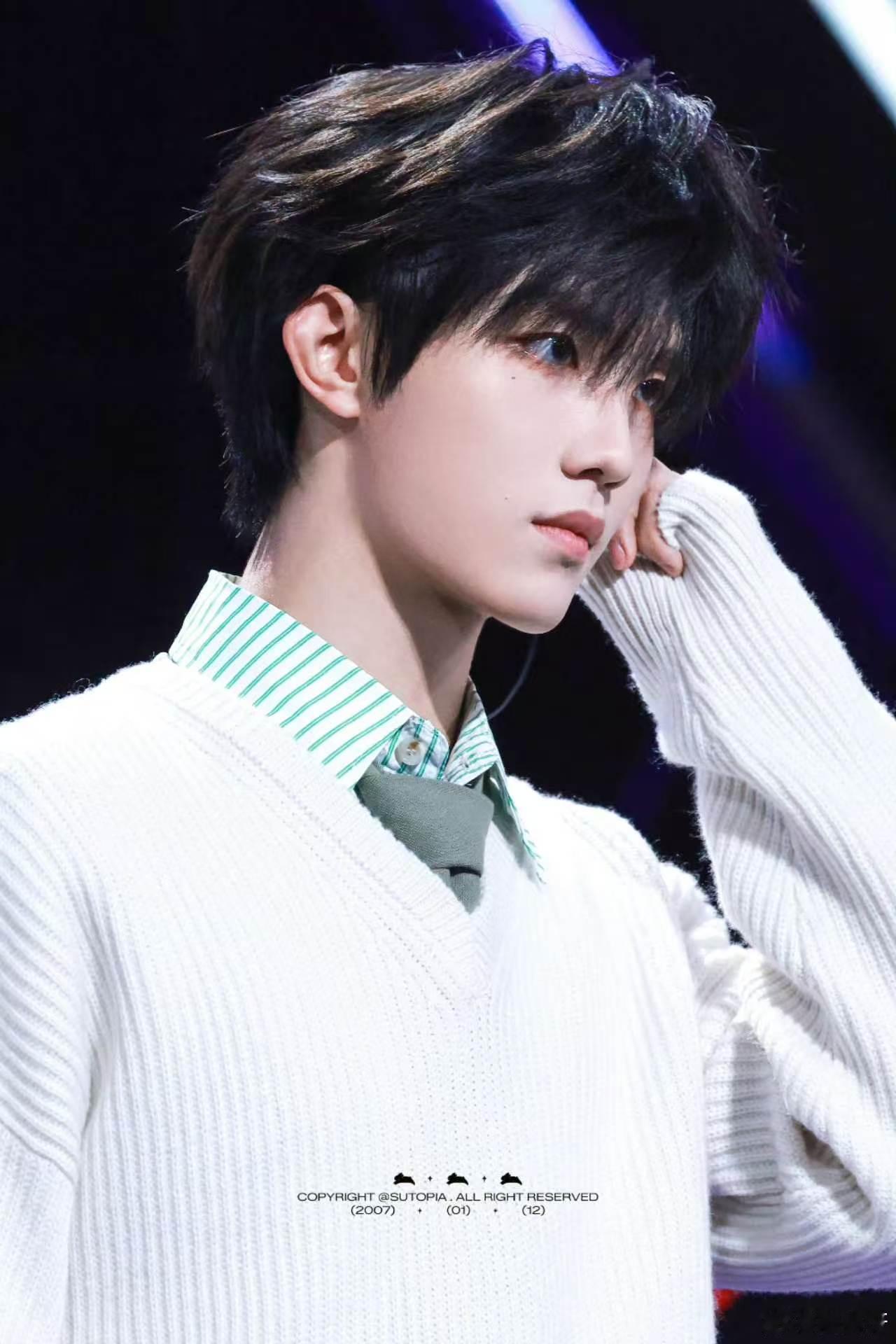 苏新皓舞台一个也不能少 登陆少年二周年徐州演唱会在即，苏新皓被爆舞台缺少。这么努