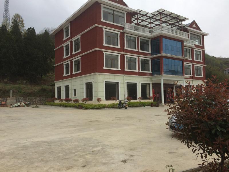 家人们，贵州这女孩可太励志啦！打工8年，就为了盖房，给妈妈一个安稳的家。

12