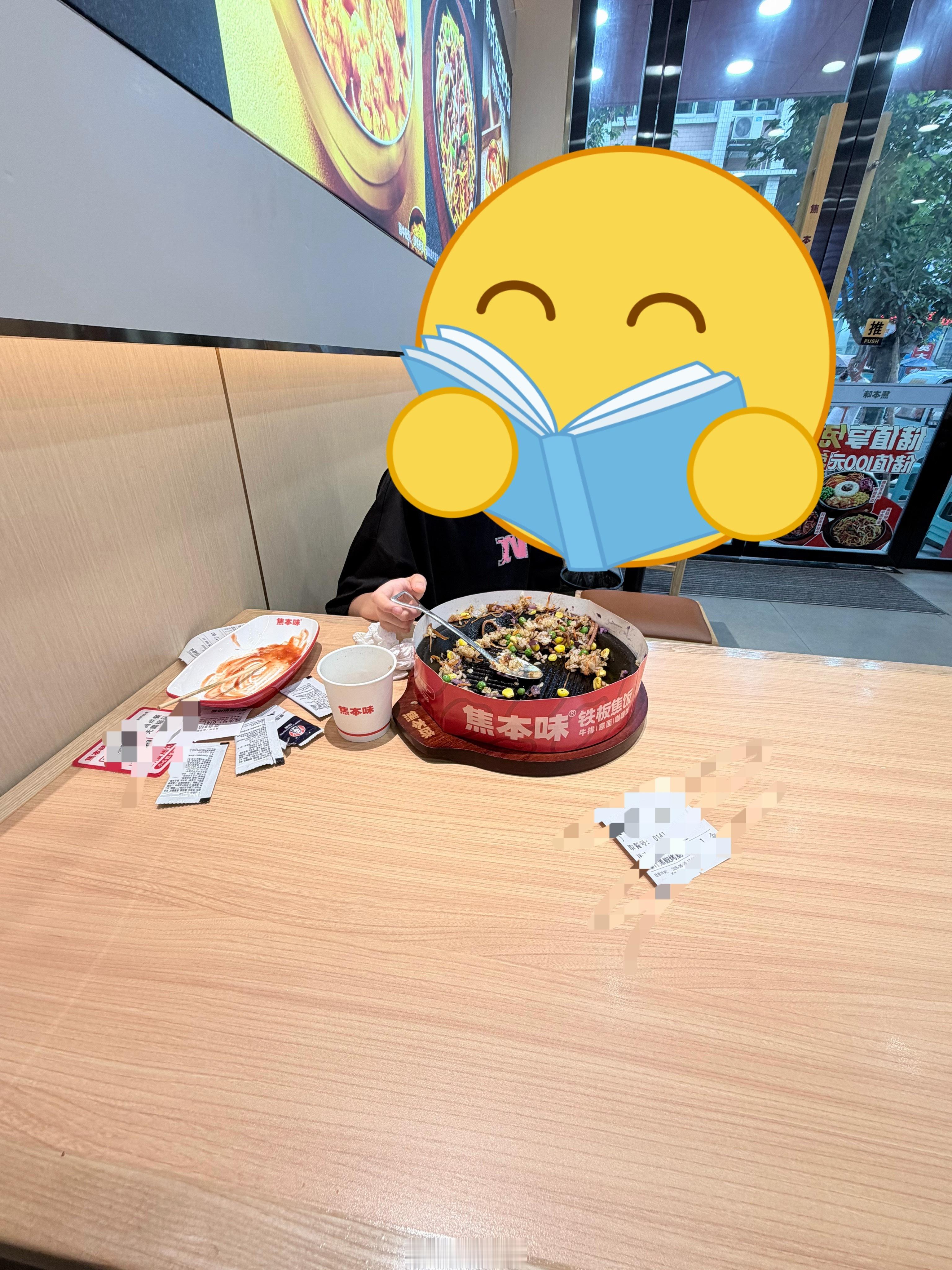 和小块 灯灯 朱sir来吃饭 但是没位置了 有个小朋友说 你们等一下我马上就要吃