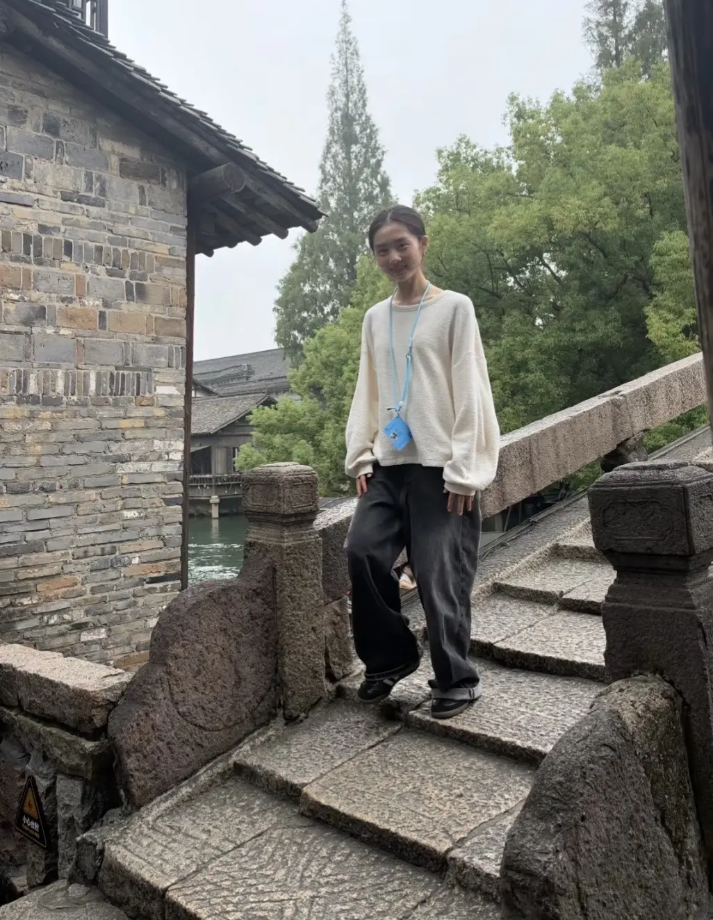网友偶遇黄多多，笑容甜美气质好。黄多多最近都在乌镇陪爸爸工作，多多也是...