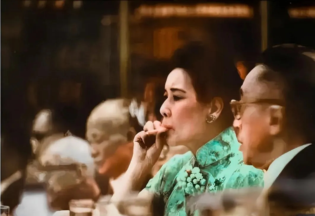60年代，宋美龄在开会时抽烟的一幕，当时她两边分别坐着胡适、陈诚,烟瘾特别大，平
