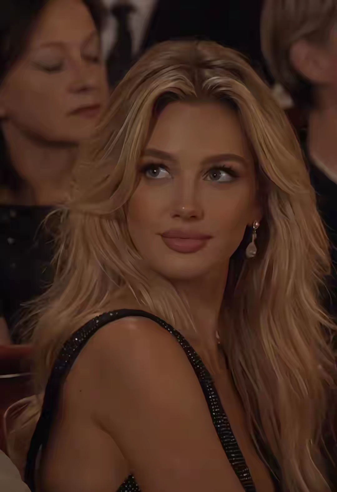 世界杯看台上的各国美女，真是美人百态，风情各异！完全是一群建模怪 