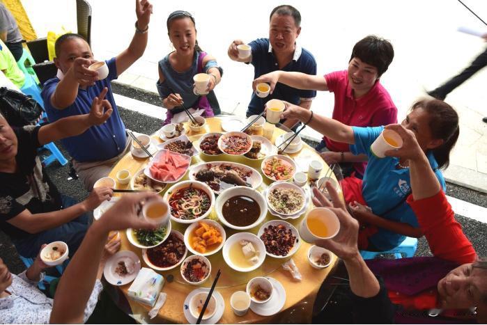 . 最经典对仗（茶酒相伴，闲适人生）

上联：说东道西品清茶，
下联：走南闯北饮