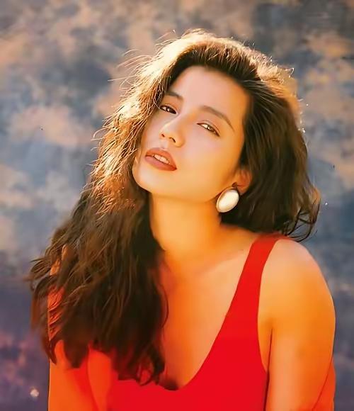 2007年朱家鼎临终前，拉着妻子钟楚红的手说：“以后找个好人嫁了吧。”可钟楚红哭