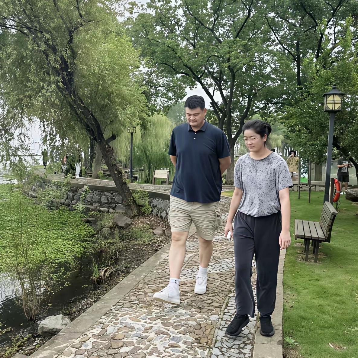 家人们，今天必须来聊聊姚明女儿这个大热点！才16岁啊，身高就已经轻松超过2米，妥