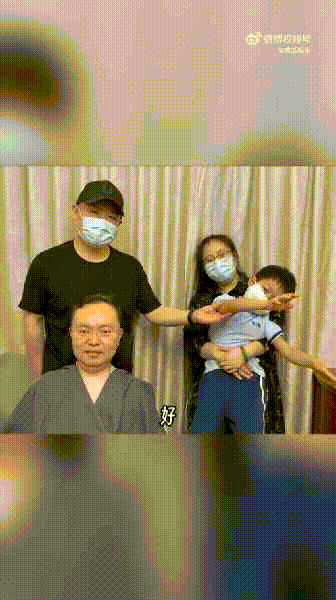 岳云鹏看望渐冻症抗争者蔡磊岳云鹏请蔡磊全家听相声 小岳岳跟蔡磊聊天，总绕不开蔡磊