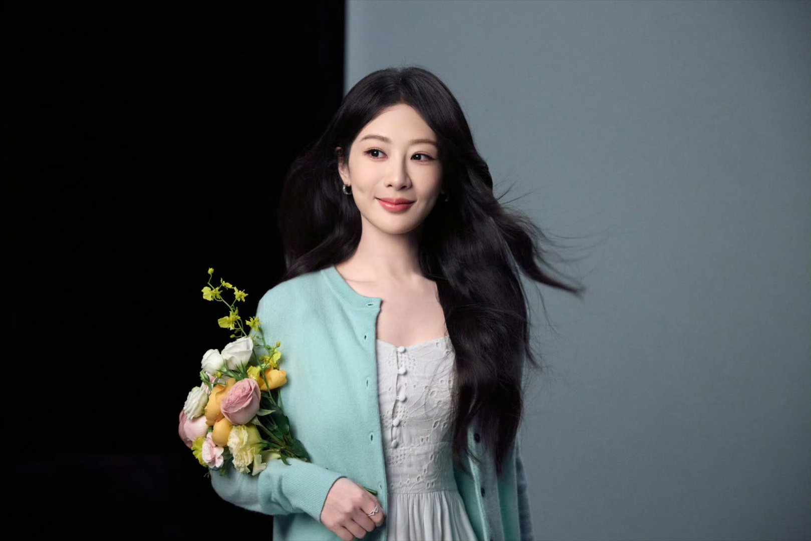 杨紫[超话]  yz杨紫董竹君yz杨紫玉兰花开君再来玫瑰是浪漫的代名词，而你是浪
