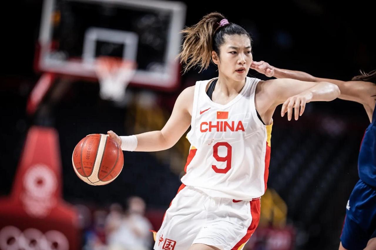 女篮官宣四人增补集训！李梦一句随时待命，戳破体育最纯粹的初心
 
中国女篮发布集