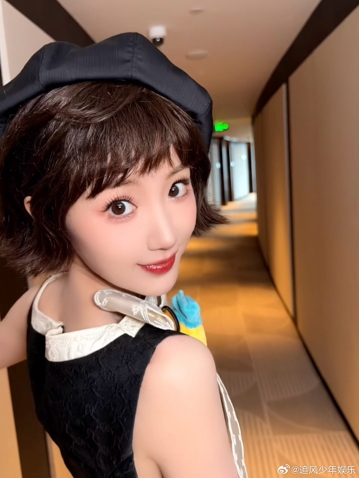 毛晓彤完全是洋娃娃毛晓彤洋娃娃手办 毛晓彤的长相真的太占优势了，短发贝雷帽造型直